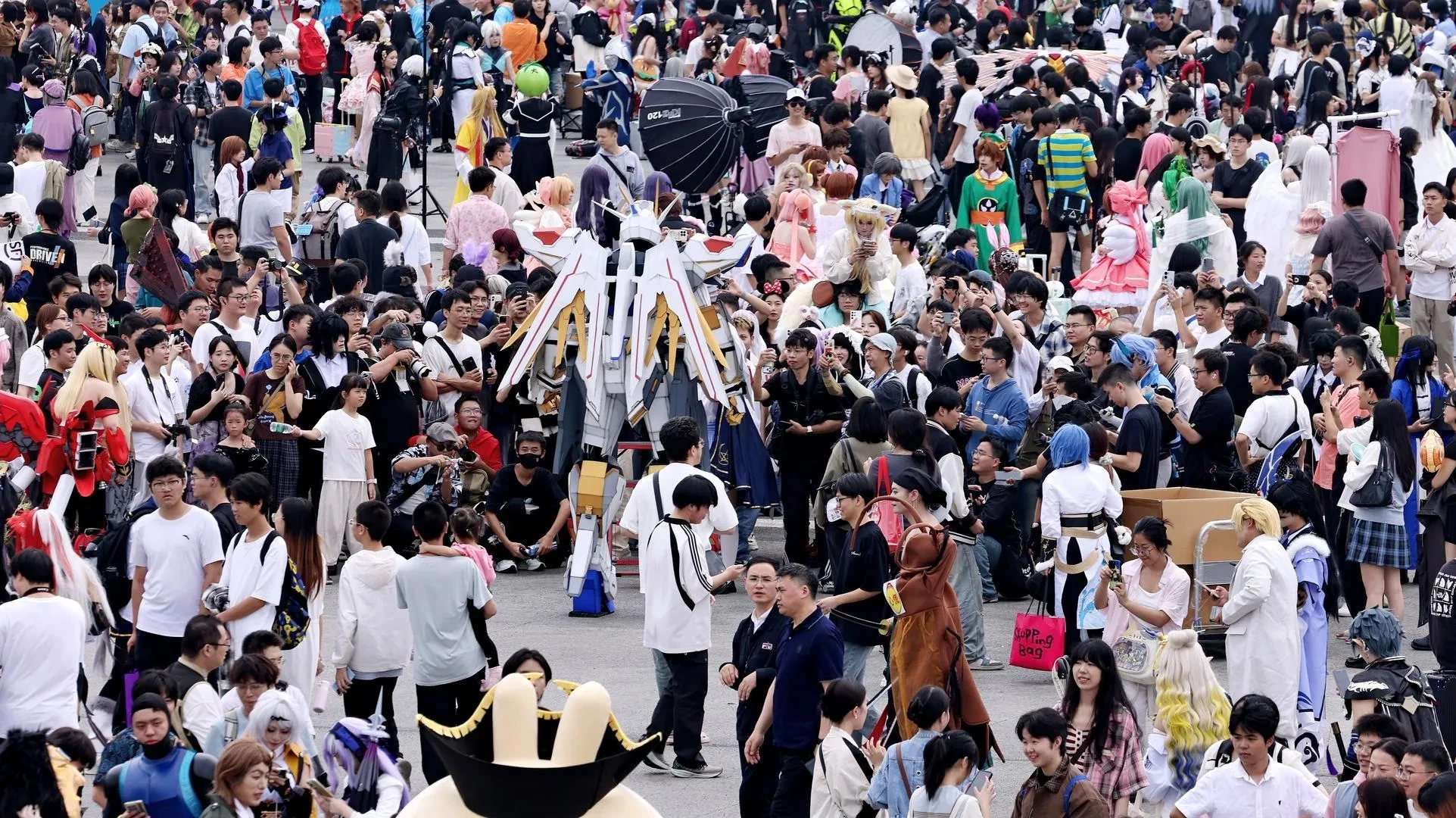 动漫嘉年华人潮涌动——里番 - 里番动漫展会现场